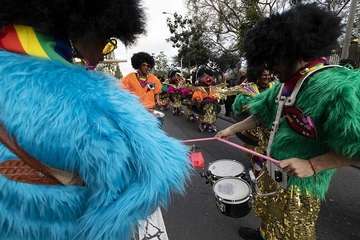  Telde disfruta con el pasacalle de los protagonistas del Carnaval de 'Studio 54'/Lpacarnaval.